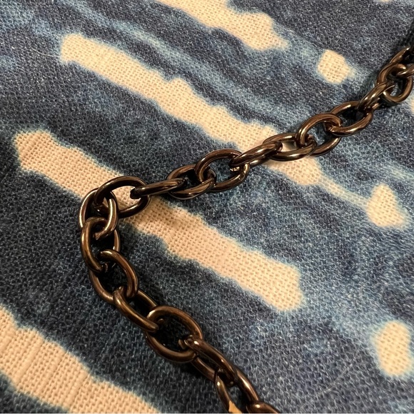 Chain Crossbody - Picture 3 of 7